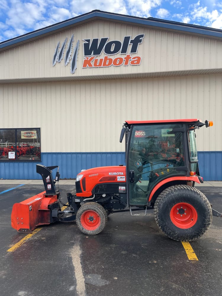 USED KUBOTA B2650HSDC TRACTOR W/ SNOWBLOWER