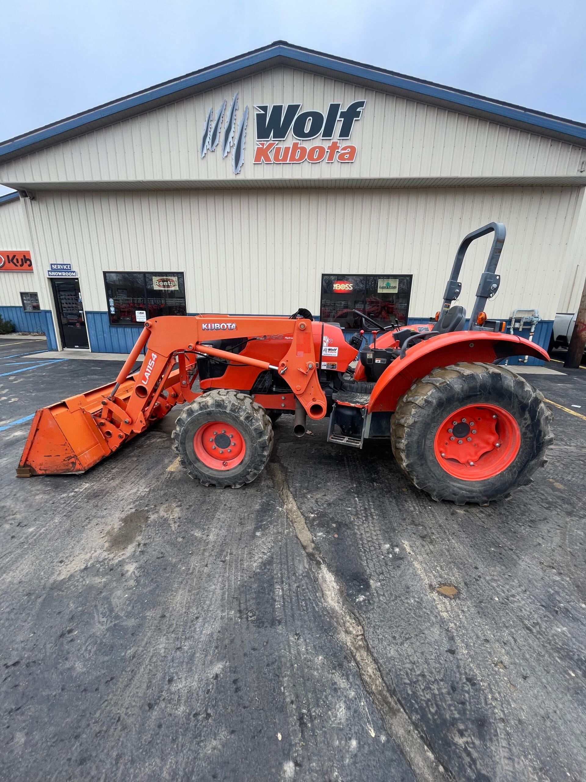 USED KUBOTA M7060 4WD TRACTOR WITH LOADER